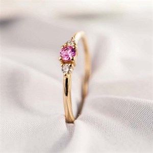 Petit - Den smukkeste ring med en flot pink safir i 14 kt. guld fra Nuran.